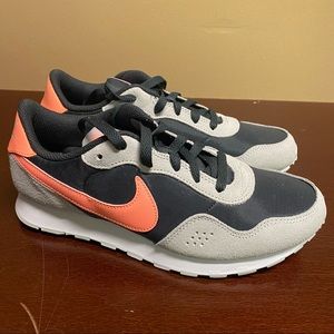 Nike MD Valiant Casual Shoes Black Gray Orange 6Y